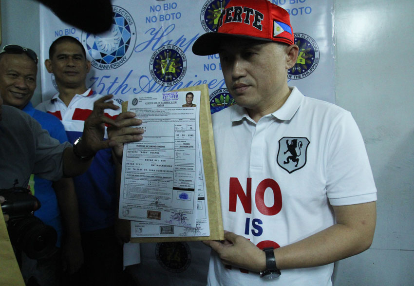 Davao City Mayor Rodrigo Duterte's executive assistant, Christopher "Bong" Go shows reporters the mayor's certificate of candidacy as a re-electionist. Duterte's COC was filed Thursday afternoon before the Commission on Elections office in Davao City. (Ace R. Morandante/davaotoday.com)