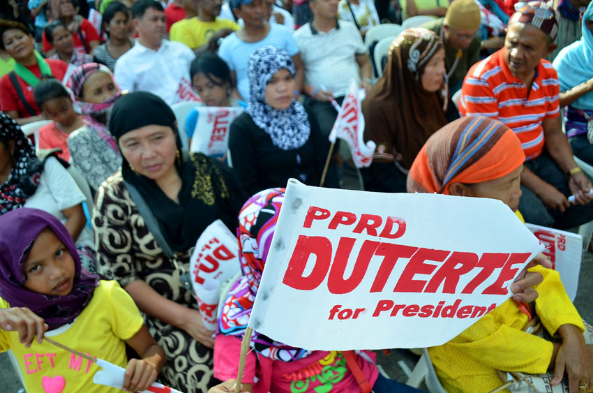 A Muslim supporter holds a flaglet calling for Mayor Rodrigo Duterte to run for President. The mayor's supporters hold a rally today at the Rizal Park in Davao City. (Ace R. Morandante/davaotoday.com)