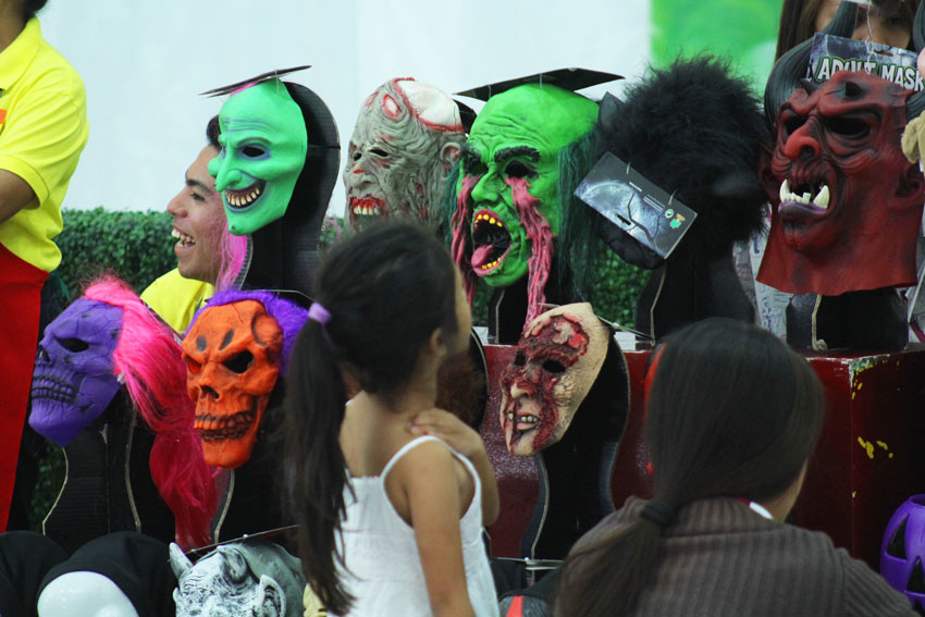 HALLOWEEN MASKS. A girl looks at different face masks displayed in a mall in Davao City. (Ace R. Morandante/davaotoday.com)