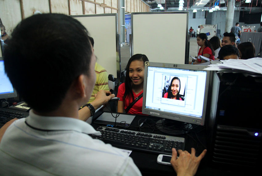 Individuals from the third district register for their biometrics in a mall in Ecoland, Davao City. The Commission on Elections has extended biometrics registration from October 19 to 31 this year. (Ace R. Morandante/davaotoday.com)