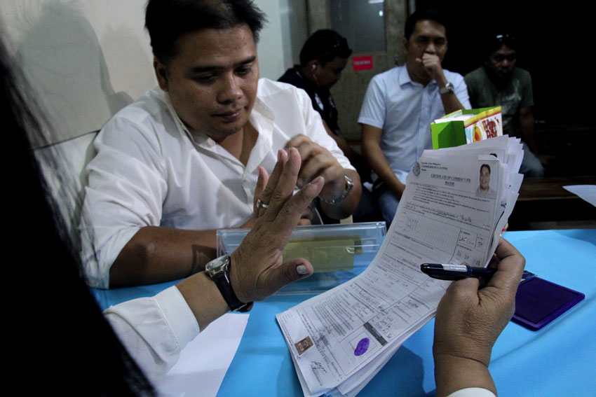 FIRST MAYORAL CANDIDATE. Jenelle Nagayo, a 37-year old businessman have his certificate of candidacy checked by an election officer due to some errors on his name. Nagayo was the first candidate to file for the mayoral position for Davao City. (Ace R. Morandante/davaotoday.com)