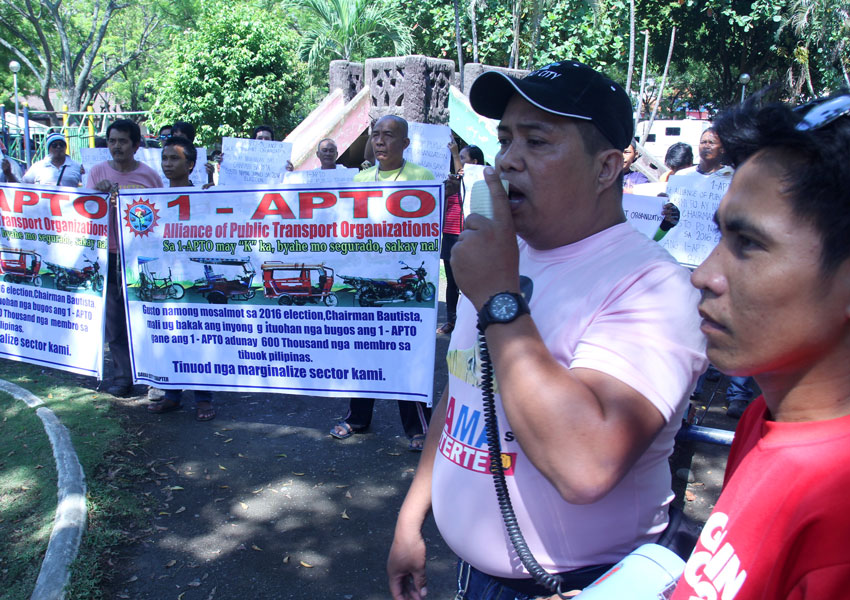 PROTEST. Alberto Ugdamin, chapter leader of  Alliance of Public Transport Organization, a group of habal-habal drivers who formed a party-list group for small transport groups, express dismay during the first day of the filing of the Certificate of Candidacies (COCs) Monday because until now the Comelec central office has not decided on their application. (Ace R. Morandante/davaotoday.com)