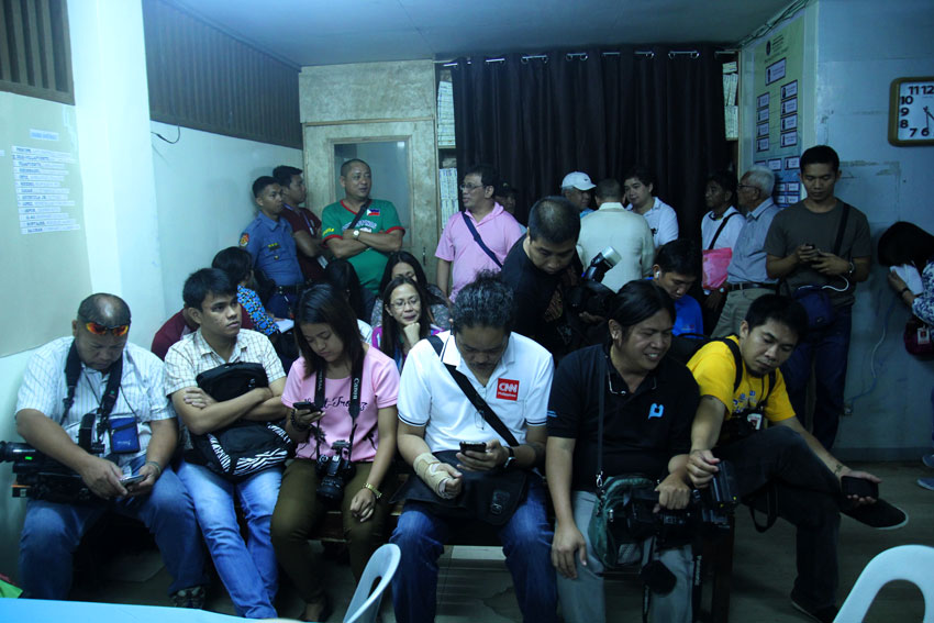 Davao journalists await in vain for the appearance of Davao City former mayor, Inday Sara Duterte, to file her certificate of candidacy during the last day of filing on Friday. (Ace R. Morandante/davaotoday.com)