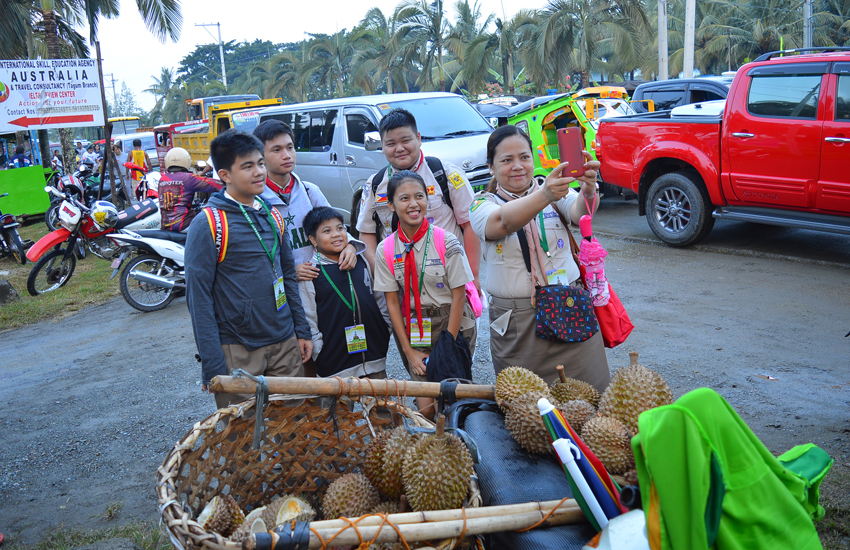 DURIAN & SELFIE. Delegates from Cavite take a 'groufie' after eating durian for the first time. Durian fruits are sold by ambulant vendors for P15 per kilo near the entrance gate of Energy Park, the venue for this year’s 16th BSP National Jamboree. 