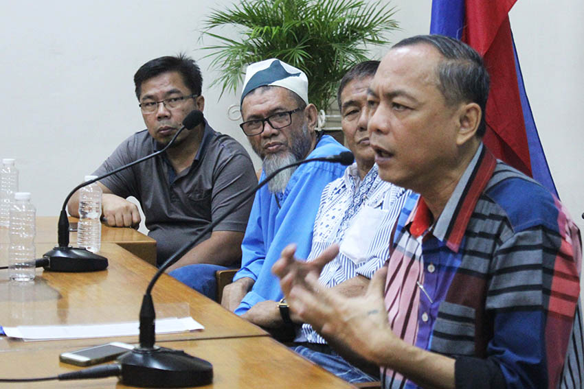 Mayor Rodrigo Duterte's spokesperson and former City Councilor Peter Tiu Laviña (right), cites historical events to show federalism as a doable alternative to unify the Filipino people against centralized and foreign-controlled governance. To his right is Maguindanao Tribe Deputy Mayor Mika Nakan Al-Haj, Tausug Deputy Mayor Masil Ahalul-Al-Haj and People's President Rody Duterte (PPRD) President Engr. Samid Pangandaman. The Muslim leaders assure 70-100% support coming from the entire Muslim community for Duterte should he run as president. (Medel V. Hernani/davaotoday.com)