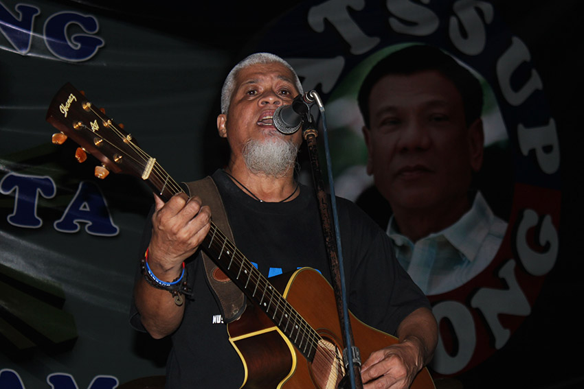 Popong Landero, a local musician who is known for sporting his hair long also had his hair cut short during a concert Thursday night at the Rizal Park in Davao City. Landero, a songwriter and composer, is a member of Mad for Change, a group of artists and musicians who support Mayor Rodrigo Duterte. (Medel V. Hernani/davaotoday.com)