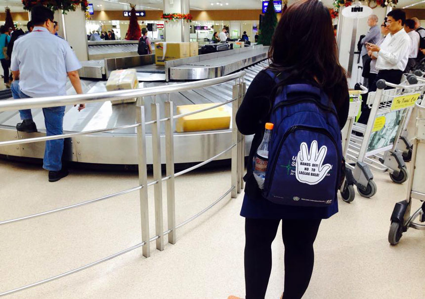 GUEST. A foreigner from Bangladesh who is visiting the country for a conference wears a sticker on her bag which says "Hands off! No to Laglag Bala!" inside the Ninoy Aquino International Airport Terminal 1. (Zea Io Ming C. Capistrano/davaotoday.com)