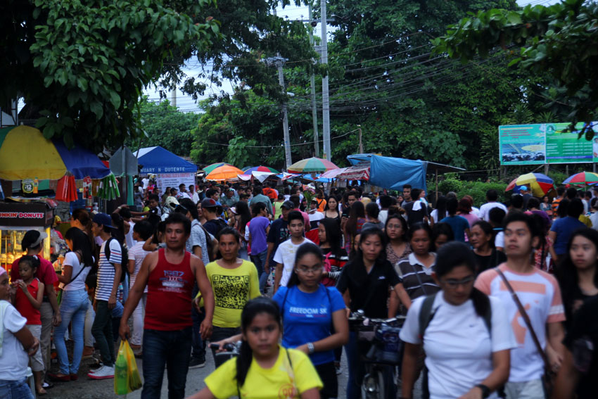  Thousands of people walk through the streets along Father Selga in Davao City to visit their loved ones during All Saints' Day. (Ace R. Morandante/davaotoday.com)