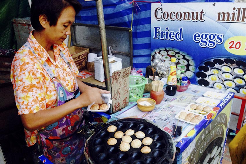  Locals also sell various delicacies to visitors of the temple. 