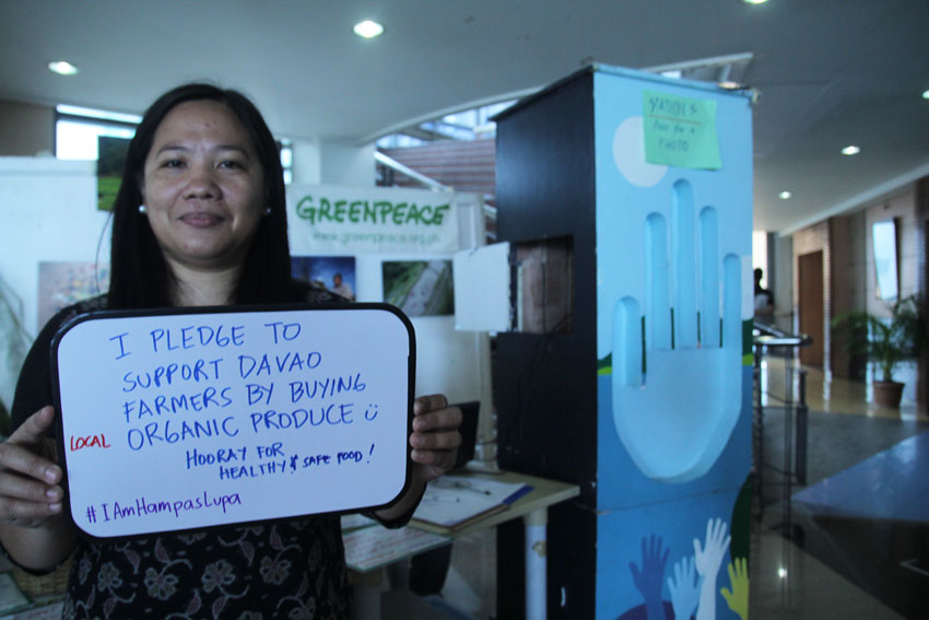 A participant of the Greenpeace forum holds a sign board announcing their support to the local organic producers during the #IAmHampaslupa! regional forum on the role of the Filipino youth in shaping the country's food and agriculture system held at the Ateneo de Davao University. (Ace R. Morandante/davaotoday.com)