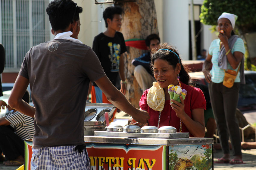 A Lumad woman, who is among the participants of the One Billion Rising event, buys cones of ice cream at Rizal Park, Tuesday afternoon. (Ace R. Morandante/davaotoday.com) 