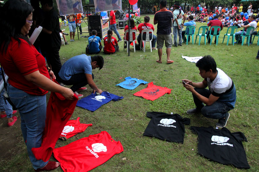 Members of the Ka-Diehard Duterte Supporters (Ka-DDS) hold free-shirt printing in support of Mayor Rodrigo Duterte's run for president Monday afternoon at the People's Park. (Ace R. Morandante/davaotoday.com) 