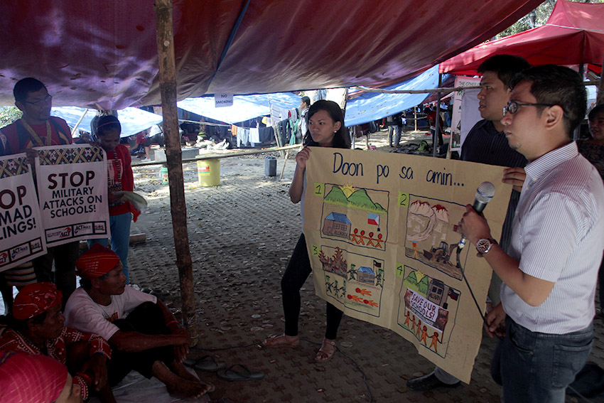 Teachers from Alliance of Concerned Teachers for Peace in Metro Manila held an alternative classroom at the Manilakbayan Kampuhan at Liwasan Bonifacio. They discuss the issues affecting lumad schools in Mindanao. (Earl O. Condeza/davaotoday.com)