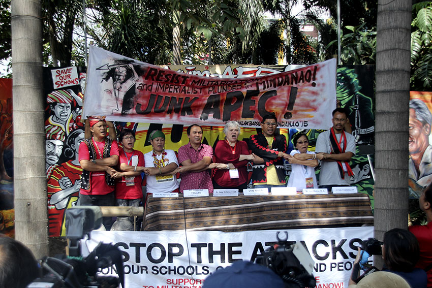 UNITED. Leaders of human rights caravan Manilakbayan 2015 link arms with their support groups from church, academe, and global activists to unite in calling for the junking of APEC (Asia Pacific Economic Cooperation) Sunday morning. (Earl O. Condeza/davaotoday.com)
