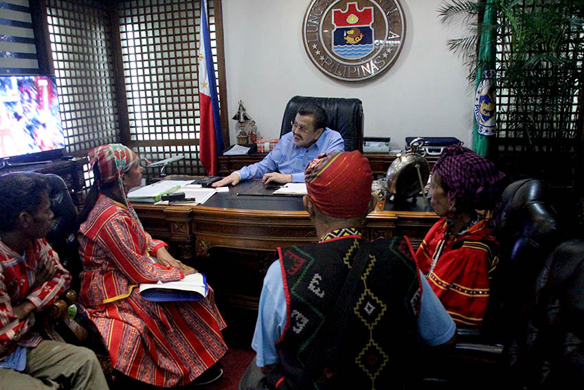 Women Lumad leaders who joined Manilakbayan plead to Manila Mayor Joseph Ejercito Estrada to extend their stay at Liwasang Bonifacio up to November 22. Erap said it is the national government that prevents them to stay just up to November 12 in preparation for APEC summit here. (Earl O. Condeza/davaotoday.com)