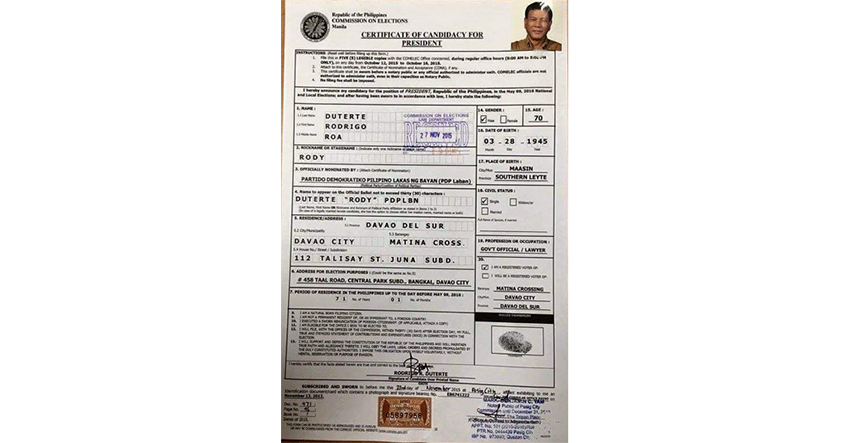 Davao City Mayor Rodrigo Duterte's certificate of candidacy for president is filed by his representative on Friday shortly after Duterte withdrew his COC for mayor at the Comelec office in Davao City. (Photo grabbed from Peter Tiu Laviña's Facebook account)