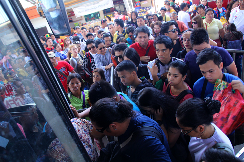 Hundreds of passengers leave Davao City to go to their respective provinces in the South on Thursday morning. (Ace R. Morandante/davaotoday.com)