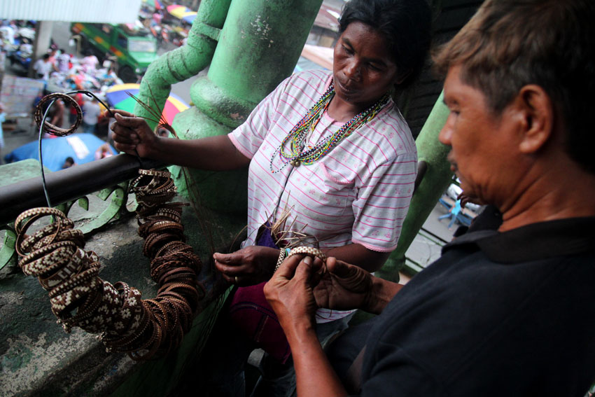 A Matigsalog woman sells her handmade bracelets in the overpass along Bankerohan, Davao City. This woman is one of the hundreds of indigenous people in Davao City who are welcomed by the local government during holidays. (Ace R. Morandante/davaotoday.com)