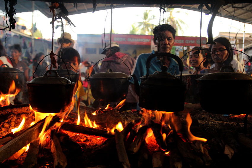 Indigenous peoples who  are staying in Buhangin gym cook early to feed their family and prepare for a long day of caroling in downtown Davao City. (Ace R. Morandante/davaotoday.com)