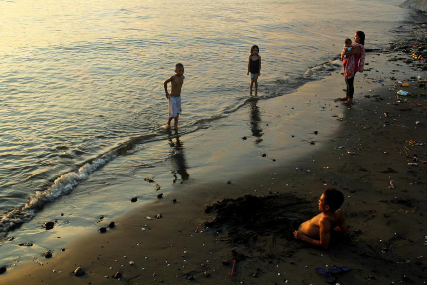 On early morning, a family go on bonding together beside Sta Ana wharf swimming. (Ace R. Morandante/davaotoday.com)