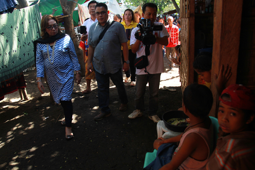 Atty. Rosario Sietas Reyes, president of the Integrated Bar of the Philippines, visits the evacuation camp of the displaced indigenous peoples from Bukidnon and Kapalong Davao del Norte in UCCP Haran. (Ace R. Morandante/davaotoday.com)