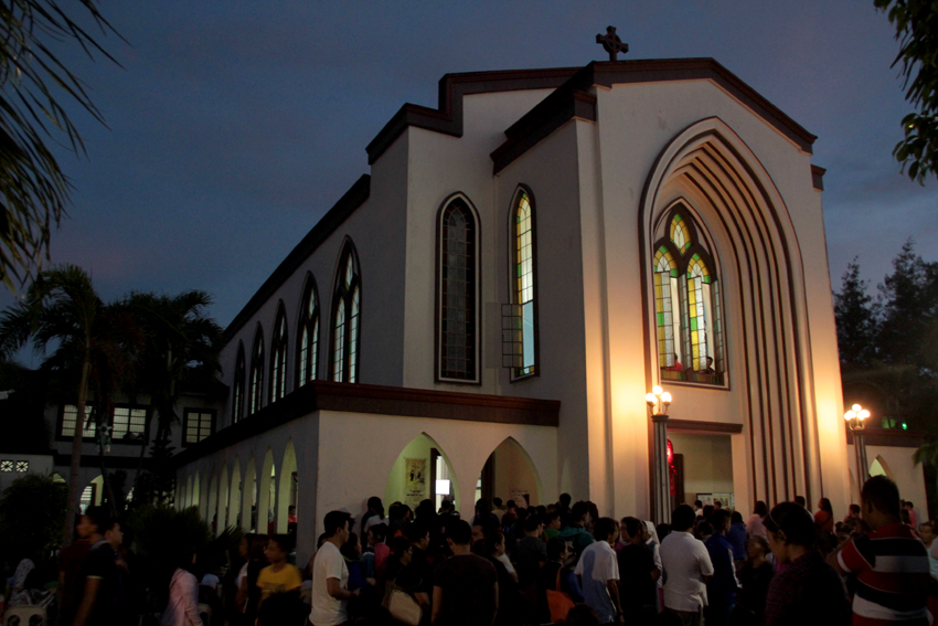 Catholic devotees flock together at the Carmelite Church in Lanang, Davao City during the last night of Simbang Gabi. The  (Ace R. Morandante/davaotoday.com)