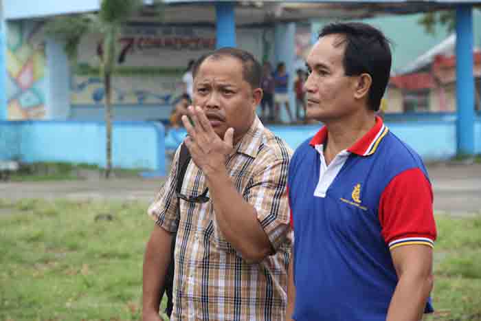 Bulan Councilor Cris Gotladera, PDP-Laban Provincial Chairman (left) warmly receives staff of Davao City mayor Rodrigo Duterte, who will assist the distribution of financial assistance for Sorsogon LGU’s affected by typhoon Nona. PHOTO BY ANGEL AYALA / BICOLTODAY.COM Exclusive