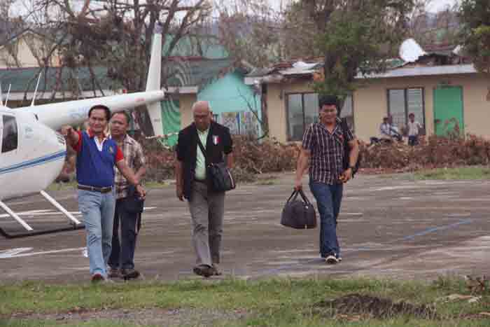 Bulan Councilor Cris Gotladera, PDP-Laban Provincial Chairman (left) warmly receives staff of Davao City mayor Rodrigo Duterte, who will assist the distribution of financial assistance for Sorsogon LGU’s affected by typhoon Nona. PHOTO BY ANGEL AYALA / BICOLTODAY.COM Exclusive