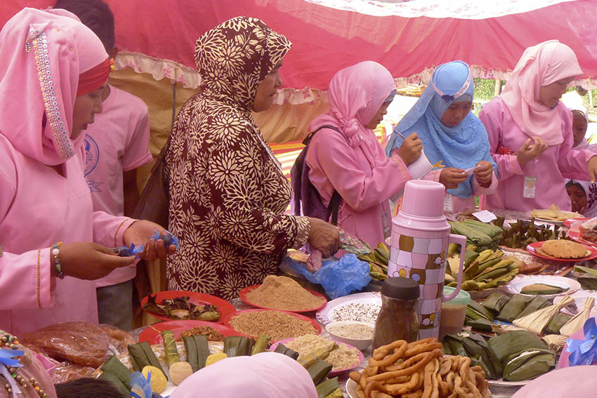 Mothers of students at the local Ma'ahad (Islamic high school) arrange a number of Maguindanawon delicacies in their bid to win a competition organized by the parents-teachers association and local leaders. The activity is part of the kanduli between Barangays Dunguan in the municipality of Aleosan and Langayen in the municipality of Pikit, province of Cotabato. The kanduli is the culmination of a series of activities in the last five years to strengthen peace mechanisms between the two barangays who are in rido for 30 years. The Ma'ahad, jointly built and being developed by both barangays May this year became their peace marker. (Contributed photo by Mariline Cantomayor)