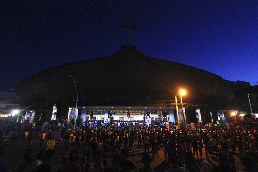 Thousands of Davaoeños attended the first night of Filipino tradition Simbang Gabi at the San Pedro Cathedral. (Ace R. Morandante/davaotoday.com)