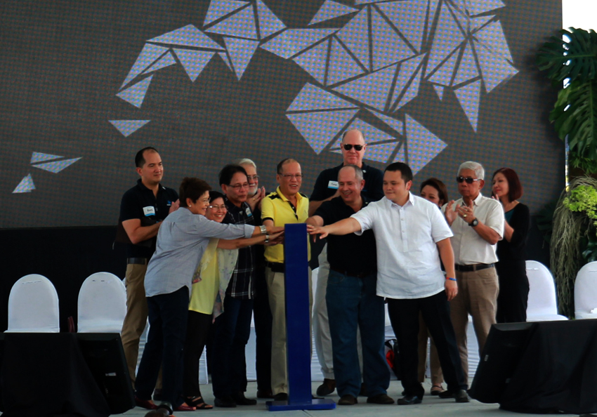 President Benigno Aquino III (center) and Erramon Aboitiz (second from right), Aboitiz Equity Ventures president and CEO, lead the ceremonial switching of Therma South Inc's 300-megawatt coal-fired power plant in Barangay Binugao, Toril district in Davao City on Friday. (Ace R. Morandante/davaotoday.com) 