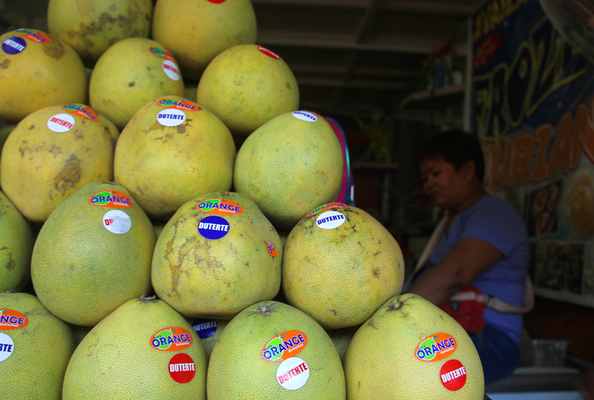 Pomelo fruits which are displayed in a fruit stand along Bankerohan Public Market in Davao are spotted with stickers bearing the name of presidential candidate and Davao City Mayor, Rodrigo Duterte. The fruit vendors said this is their way to show support for Duterte. (Ace R. Morandante/davaotoday.com)