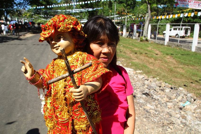STO. NIÑO REPLICA. Residents in Davao City bring their replicas of the infant Jesus during the feast of the Sto. Niño on Friday.  (Ace R. Morandante/davaotoday.com)