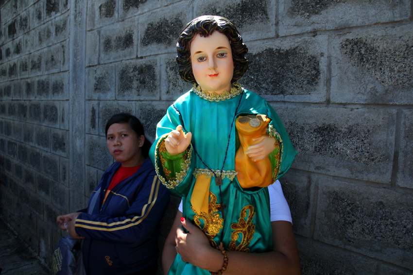 STO. NIÑO REPLICA. Residents in Davao City bring their replicas of the infant Jesus during the feast of the Sto. Niño on Friday.  (Ace R. Morandante/davaotoday.com)