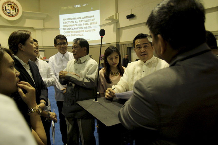 discuss about the passage of the Comprehensive Land Use plan of 2013-2022. Environmentalist groups Save Shrine Hills Advocates and the Interface Development Interventions opposed the ordinance due to its lack of public consultation. The ordinance awaits its third and final reading. (Ace R. Morandante/davaotoday.com)