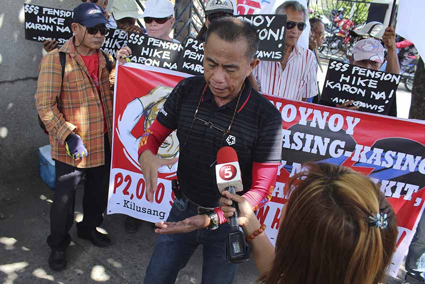 Kilusang Mayo Uno-Vice President for Southern Mindanao Region and former partylist representative, Joel Maglungsod urges Congress to override the vetoed bill seeking P2,000 increase for SSS pensioners and calls to all pensioners to unite and push for the approval of the bill during the protest rally in front of SSS building, Bajada, Davao City. (Medel V. Hernani/davaotoday.com)