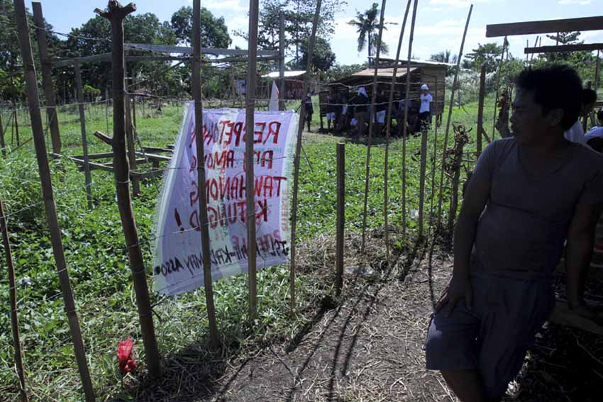 A resident of Isla Noah, Barangay Lapu-lapu, Agdao district is guarding their houses due to the information that their community will be demolished. The residents said the demolition was reportedly to be carried out at 1:00 pm on Monday. (Ace R. Morandante/davaotoday.com)