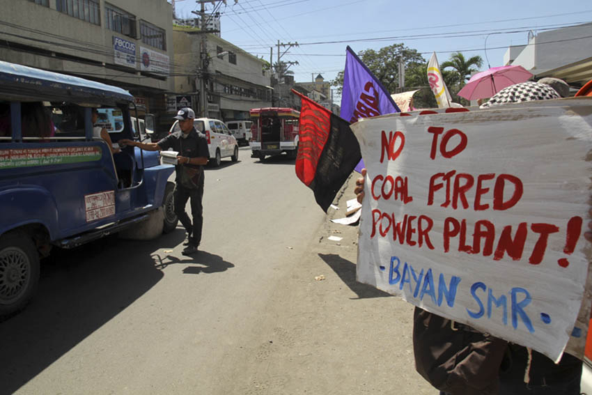 A member of Kalipunan ng Damayang Mahihirap (Kadamay) Southern Mindanao gives leaflets to passengers to protest against the current rotational brownouts from the Davao Light & Power company amid the full operation of the newly inaugurated 300 mega-watt coal fired power plant in Binugao, Toril. A unit of the plant was put under a seven-day corrective maintenance shutdown last January 23. (Ace R. Morandante/davaotoday.com)