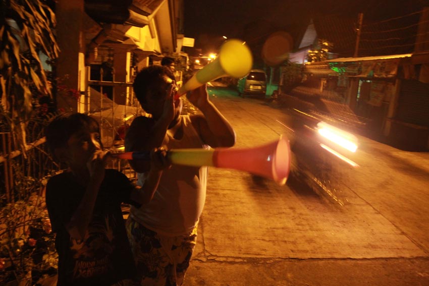 These boys welcome year 2016 using their torotot (horns) in Lanang, Davao City. (Ace R. Morandante/davaotoday.com)