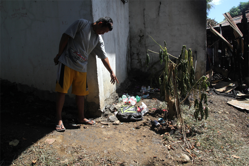 Datu Mintroso Malibato shows a backpack with 1.5 liters of gasoline that was seen at the back of the burned student dormitory. (Photo by Ace Morandante/davaotoday.com)