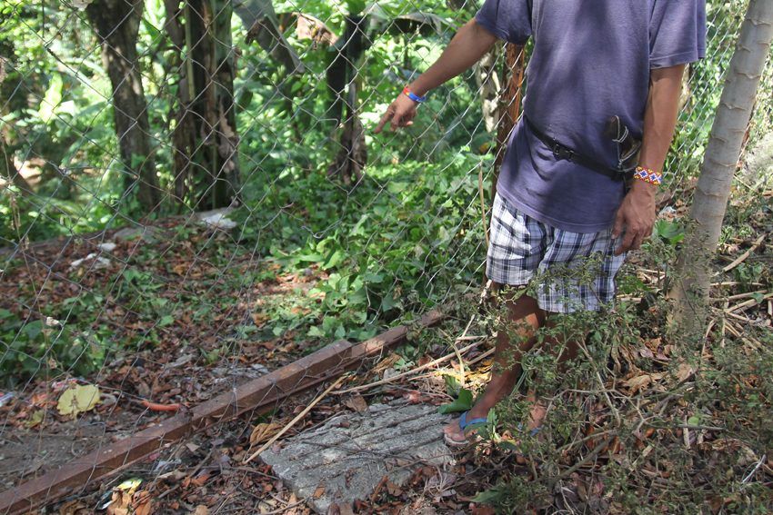 A Lumad points at a broken cyclone wire found at the back of the dormitory. (Photo by Ace Morandante/davaotoday.com)