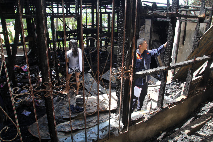 ​ARSON. Bureau of Fire Protection investigator FO1 Rogel Jan Alucilja says the fire that gutted the indigenous peoples' temporary shelter in Davao City was done deliberately, based on their initial investigation. (Photo by Ace Morandante/davaotoday.com)