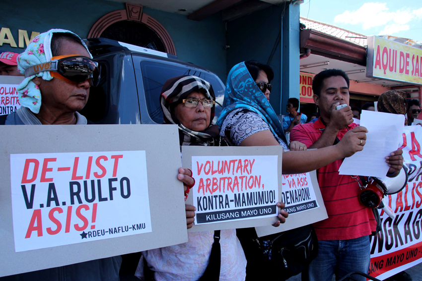 RADIO WORKERS. Workers of a local radio station in Davao City picket the office of the National Conciliation and Mediation Board (NCMB) in Quimpo Boulevard on Thursday, February 18 after its Philippine Association of Volunteer Arbitrators junked the demand for wage increase of workers of the Radio Mindanao Network (RMN) Davao Employees Union (RDEU). Union President, Efren Armilla (holding microphone) said the wage demand was included in their collective bargaining agreement. (Medel V. Hernani/davaotoday.com)