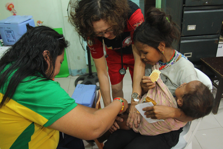 A 2-year-old boy gets an anti-tetanus toxoid injection at a hospital after escaping a fire in UCCP Haran. (Photo by Ace Morandante/davaotoday.com)