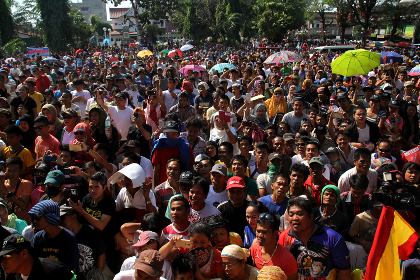 RALLY. Around 3,000 people in Cotabato City Plaza witness the political rally of presidential aspirant Davao City mayor Rodrigo Duterte, Saturday afternoon, February 27. (Ace R. Morandante/davaotoday.com)