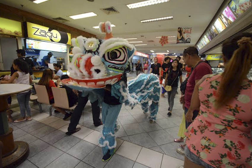 A traditional dance is performed at a Davao City mall on Monday, February 8, as part of the Chinese New Year celebration. (Ace R. Morandante/davaotoday.com)