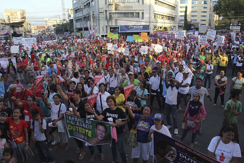 Thousands of Davaoeños gathered at the corner of Pichon Street and Roxas Avenue in Davao City to mark the beginning of Mayor Rodrigo Duterte's presidential campaign on Tuesday, February 9. The candidate, however, launched his presidential race in Manila's Tondo district, where he was joined by his running mate, Senator and vice presidential candidate Alan Peter Cayetano. (Ace R. Morandante/davaotoday.com)