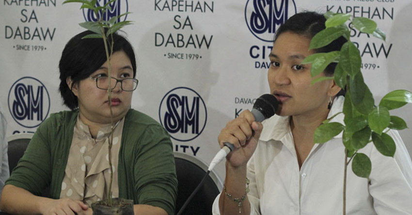 ONLINE PETITION. Mylai Santos, a member of the Green Davao Coalition, calls for Davao residents to help their online petition reach 10,000 signatures. They are calling Mayor Rodrigo Duterte to veto the City Council's decision to remove the 10% green space requirement for developers who wish to build new projects in the city. (Ace R. Morandante/davaotoday.com)