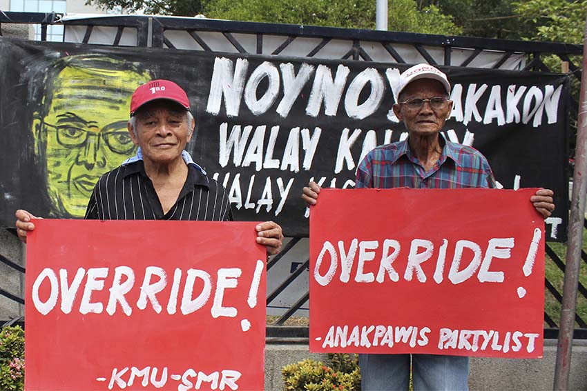 (From left) Florentino De La Cruz, 81, receives P3,500 monthly pension while Numeriano Argomido, 82, receives P4,000. Both joined the protest rally in front of the regional office of the Social Security System (SSS) in Bajada, Davao City to push congress to override the vetoed P2,000 pension hike increase on the last day of session. The Congress adjourned the session on Wednesday, February 2, without discussing the override. (Medel V. Hernani/davaotoday.com)