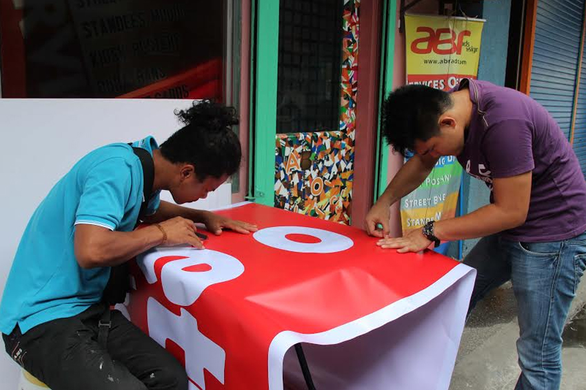 Busy days for the printing and advertising business are up, especially as the campaign period for the local elections is fast approaching. (Medel V. Hernani/davaotoday.com)